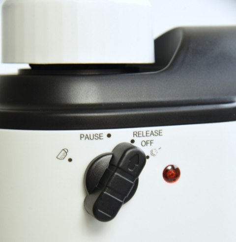 Kolbowy ekspres do kawy ze spieniaczem do mleka MR-410 Feel-Maestro