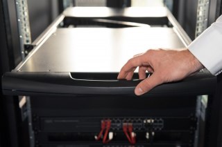 Konsola 17 LCD z touchpad KVM 8 portów 1U komplet kabli (8xDS-19231) klawiatura US Digitus