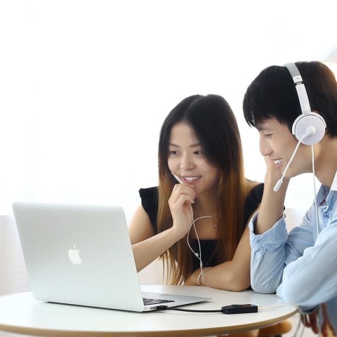 Zewnętrzna karta dźwiękowa adapter USB - 3.5 mm mini jack z regulacją głośności 15cm czarny UGREEN