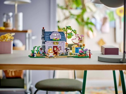 LEGO Friends 42669 - Dom pszczelarzy i kwiatowy ogród