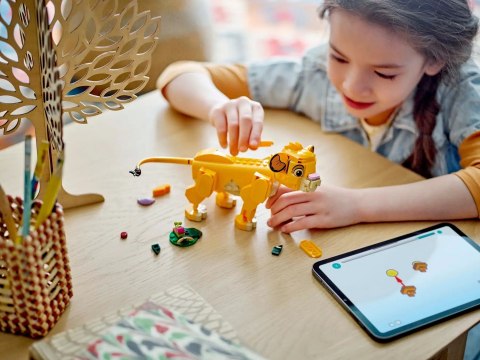 LEGO Disney 43243 - Król Lew: Lwiątko Simba