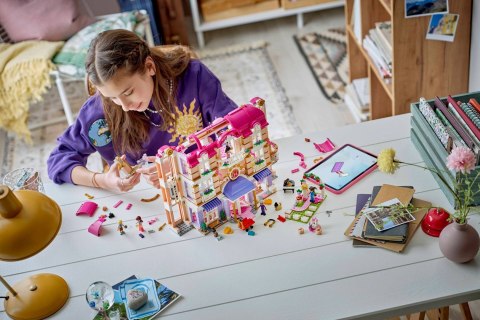 LEGO Friends 42704 - Grand Hotel w mieście Heartlake