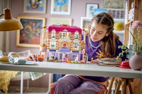 LEGO Friends 42704 - Grand Hotel w mieście Heartlake