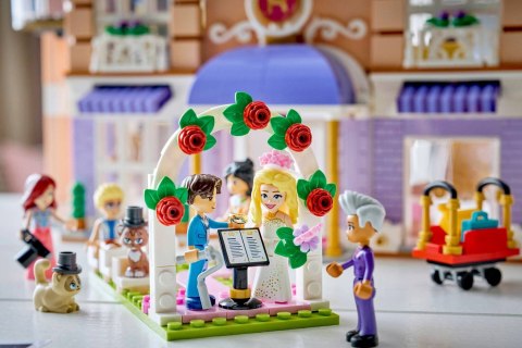 LEGO Friends 42704 - Grand Hotel w mieście Heartlake