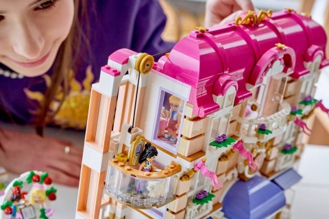 LEGO Friends 42704 - Grand Hotel w mieście Heartlake