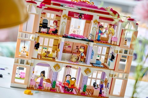 LEGO Friends 42704 - Grand Hotel w mieście Heartlake