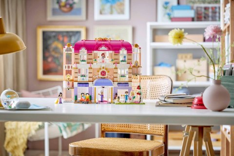 LEGO Friends 42704 - Grand Hotel w mieście Heartlake
