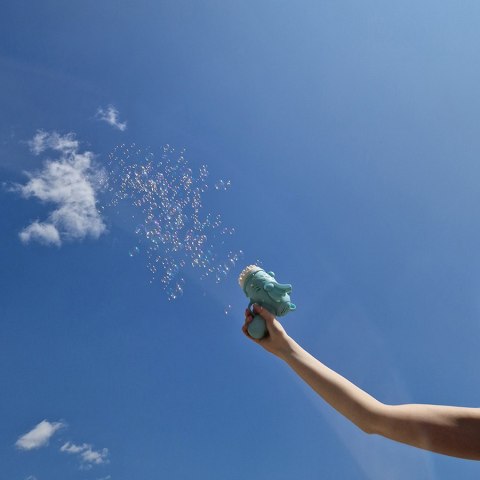 Pistolet do baniek mydlanych bańki mydlane ze skrzydłami niebieski Kik Sp. z o. o. Sp. k.