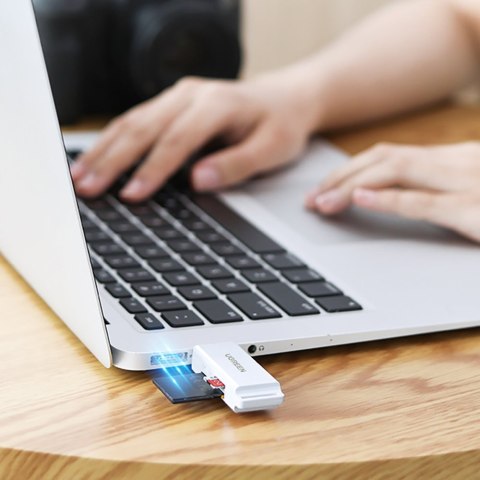 Przenośny czytnik kart TF/SD pod USB 3.0 czarny UGREEN